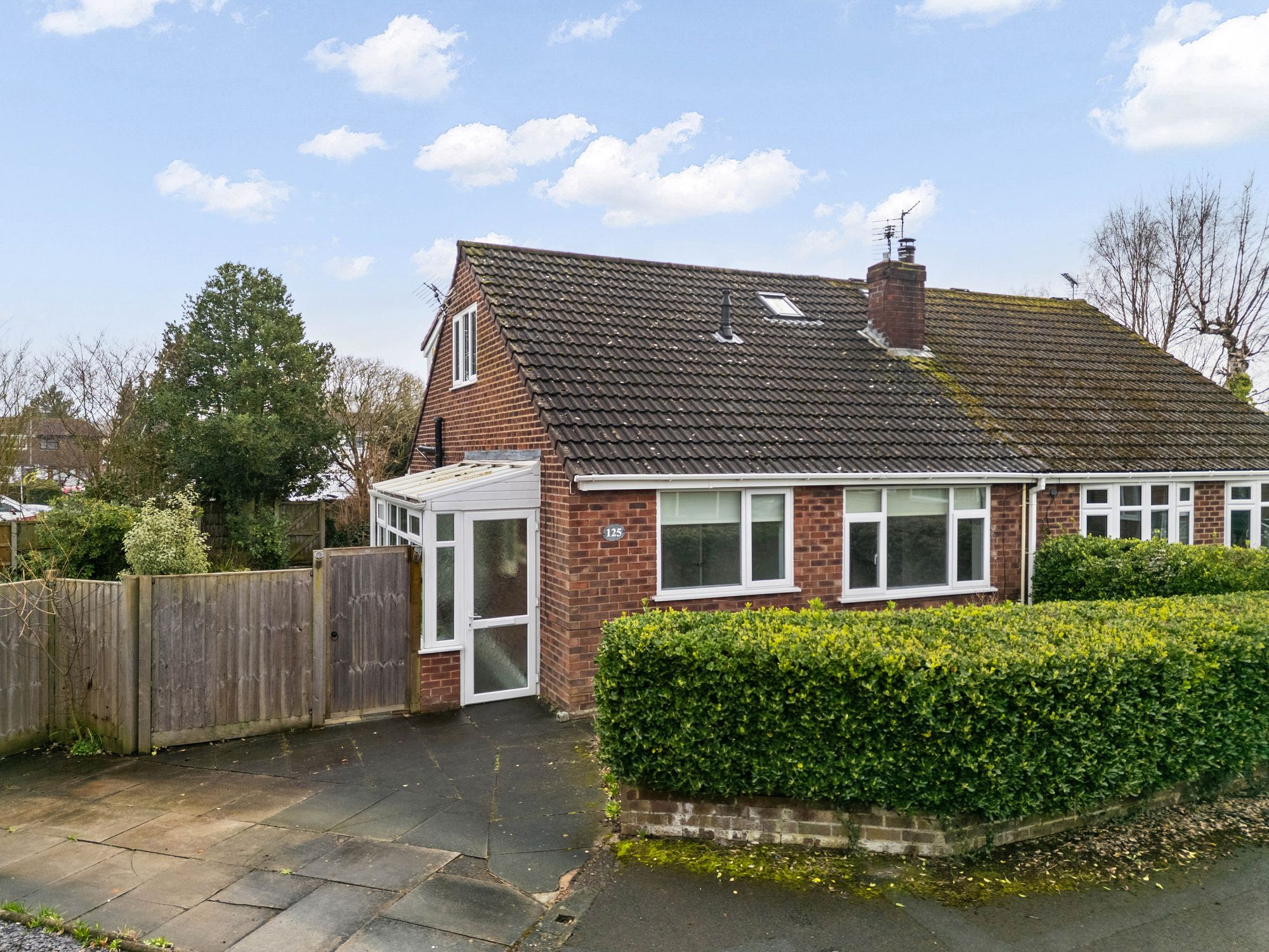 3 bedroom Semi-detached house Under Offer