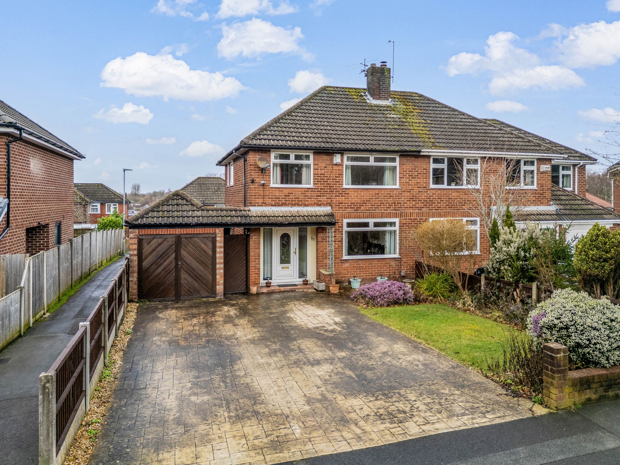 3 bedroom Semi-detached house Under Offer