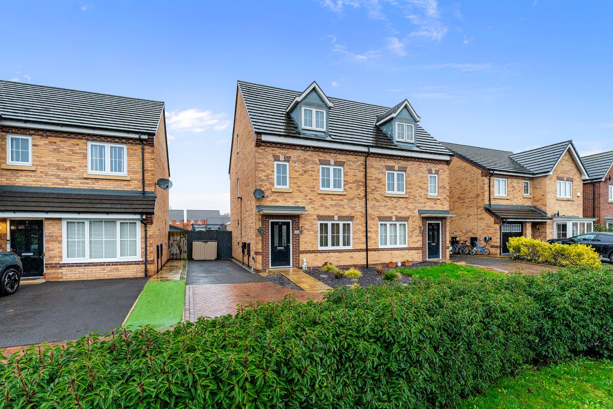 4 bedroom Semi-detached house Under Offer