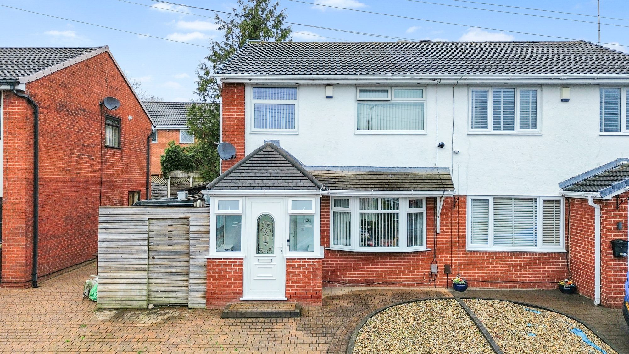 3 bedroom Semi-detached house Under Offer