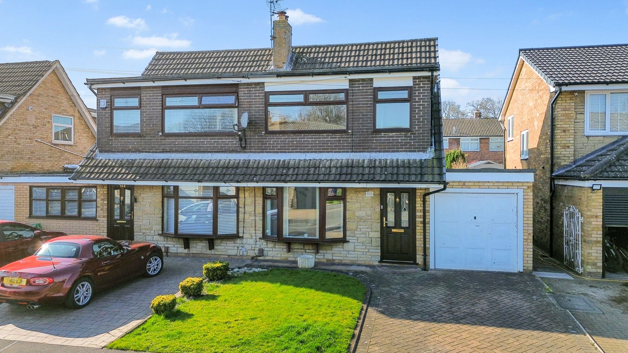 3 bedroom Semi-detached house Under Offer