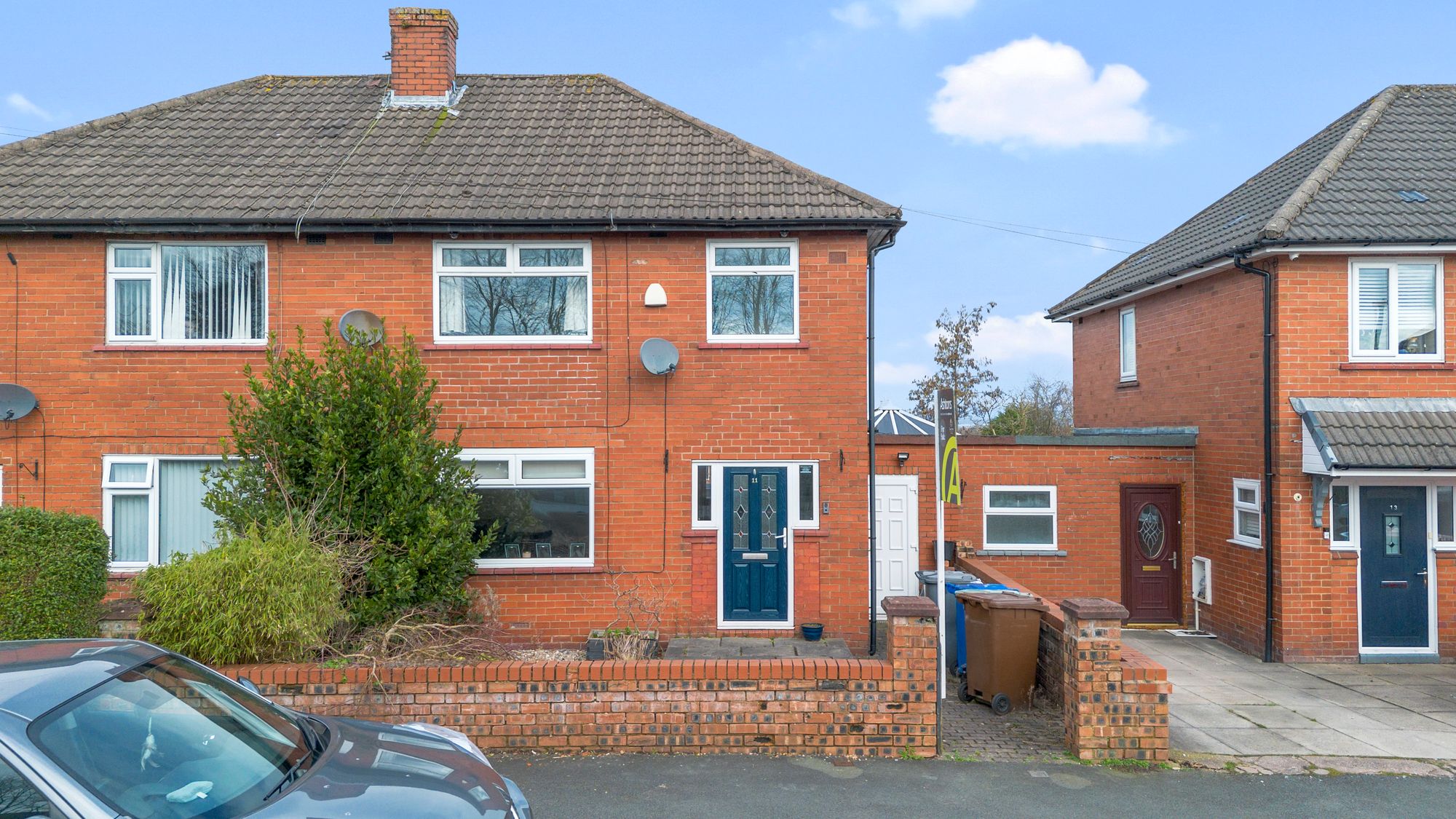 3 bedroom Semi-detached house Under Offer