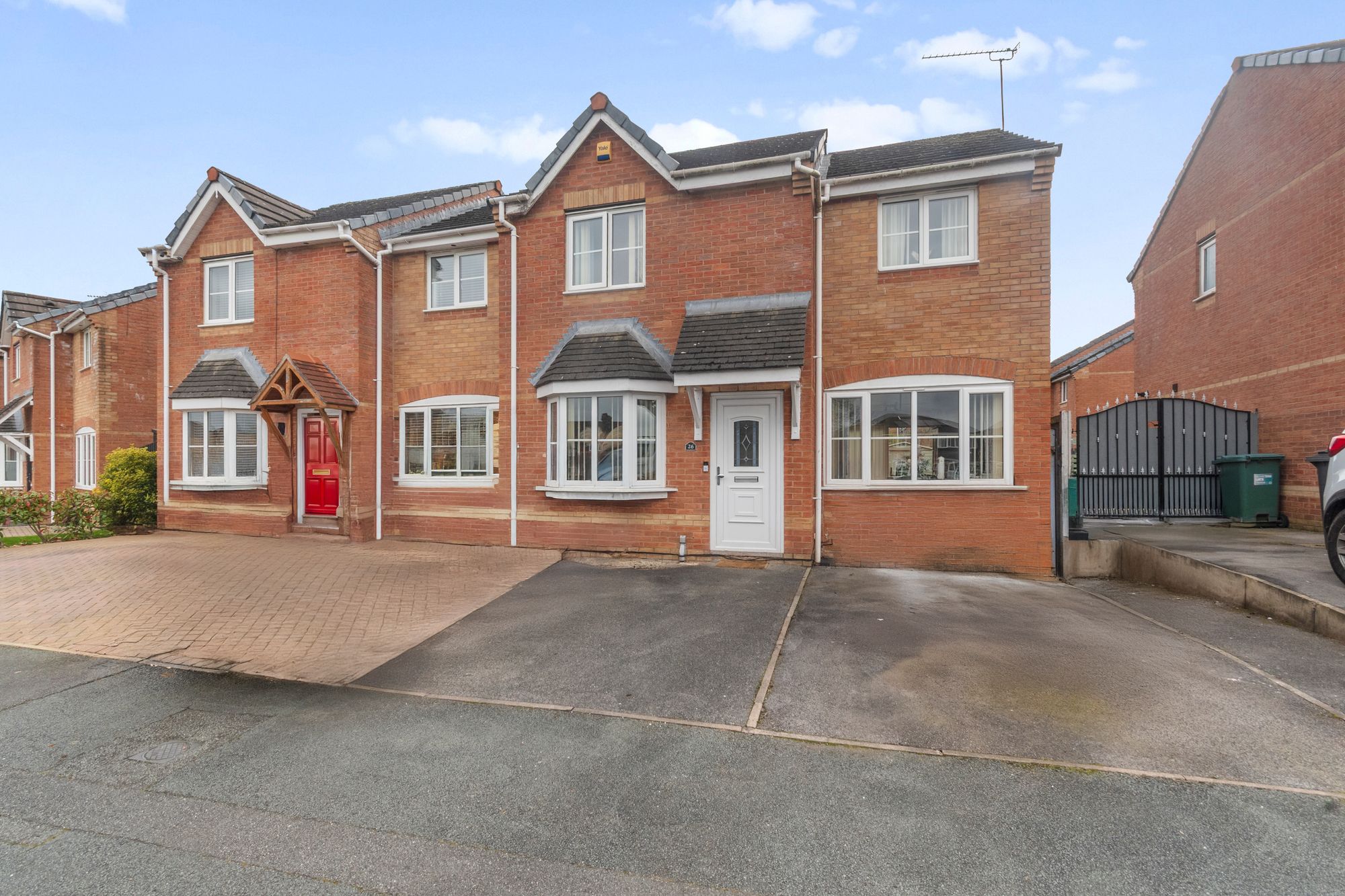 3 bedroom Semi-detached house Under Offer
