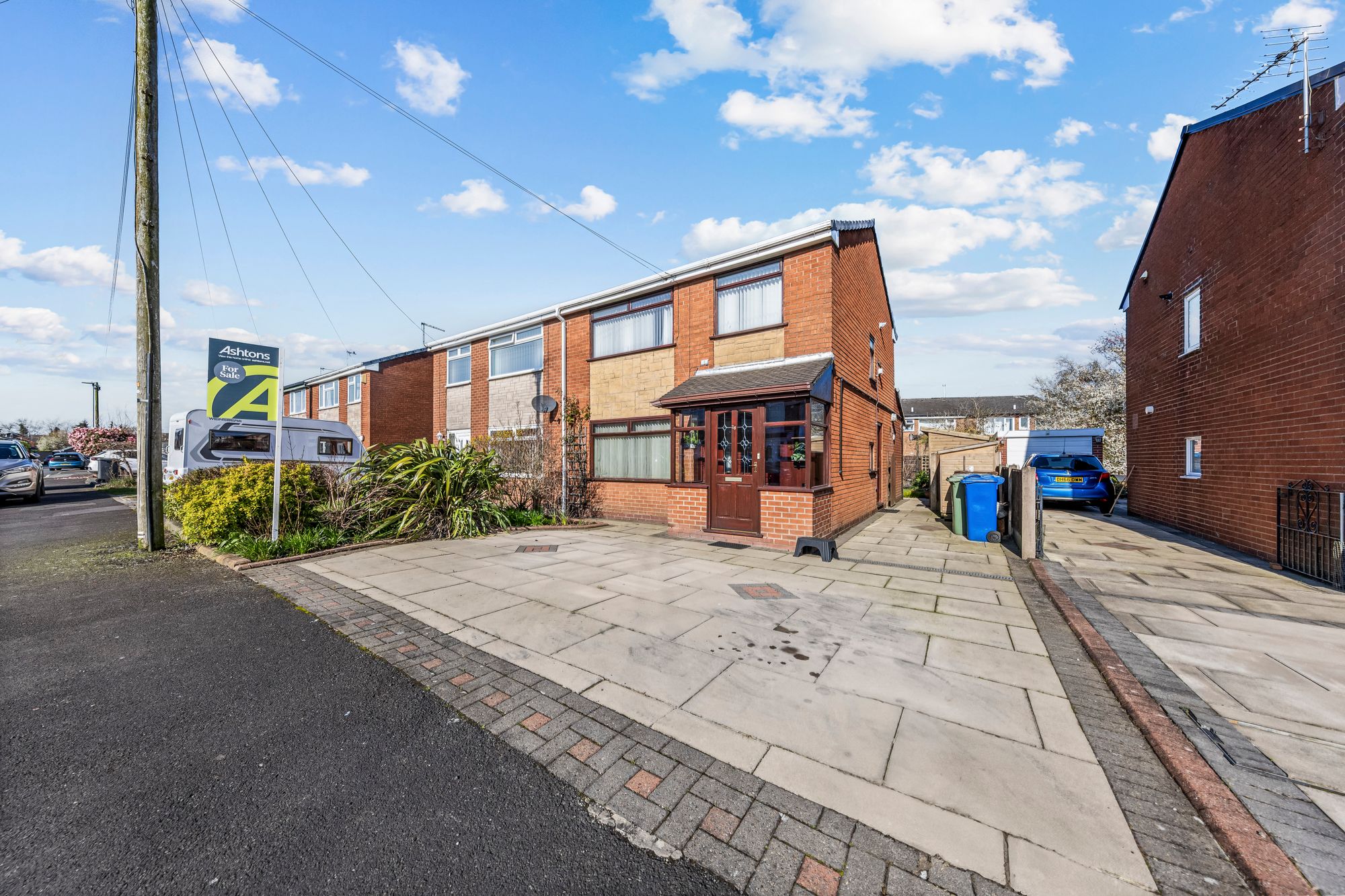 3 bedroom Semi-detached house Under Offer