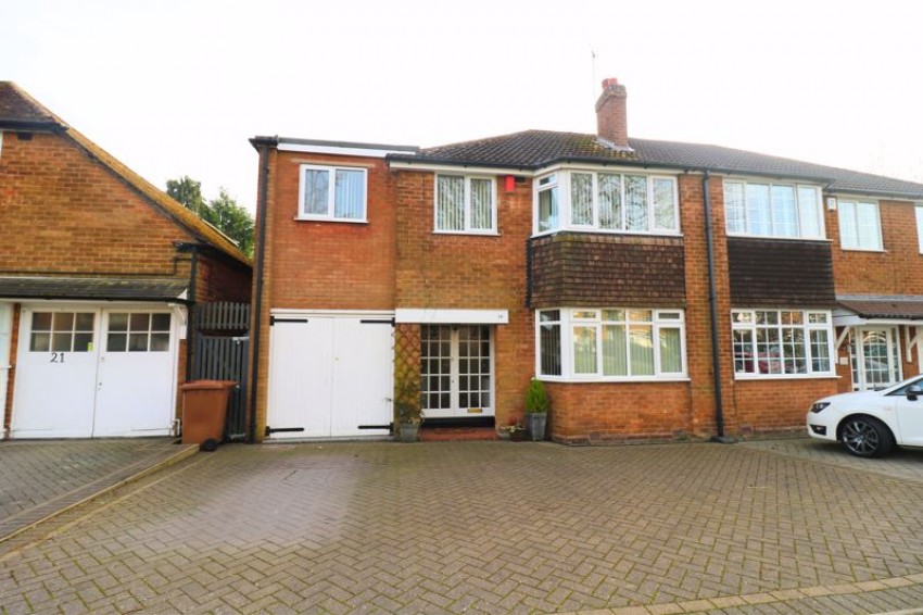 4 bedroom Semi-detached house Under Offer