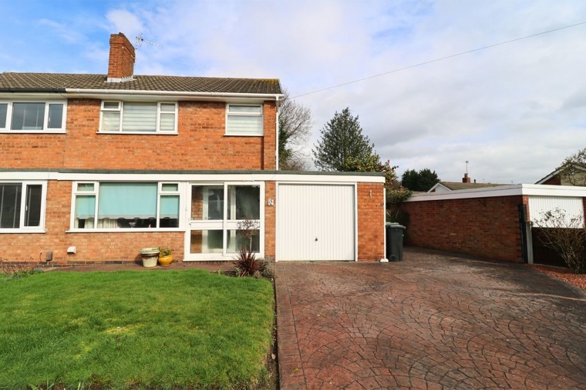 3 bedroom Semi-detached house Under Offer