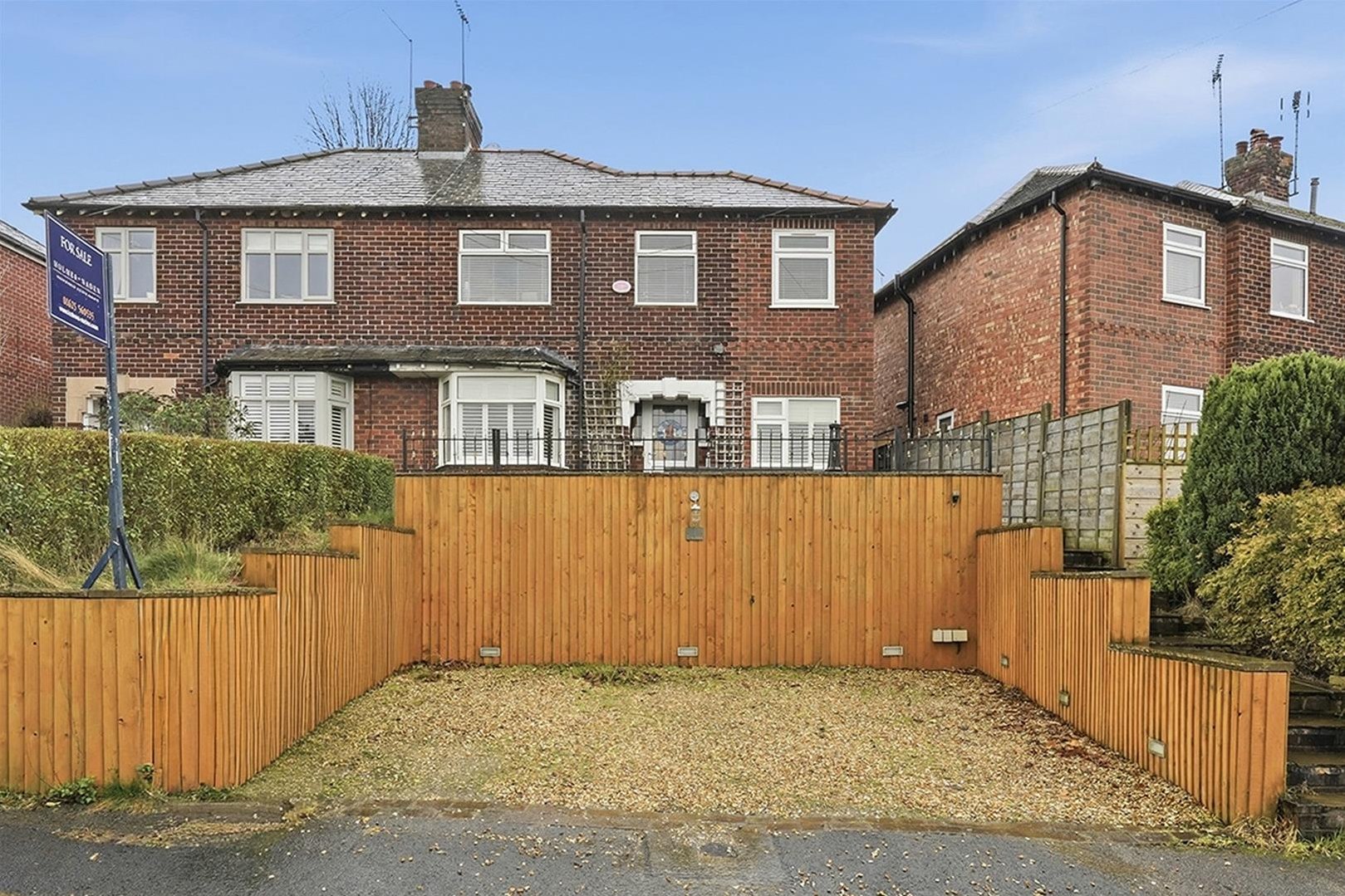 3 bedroom Semi-detached house Under Offer