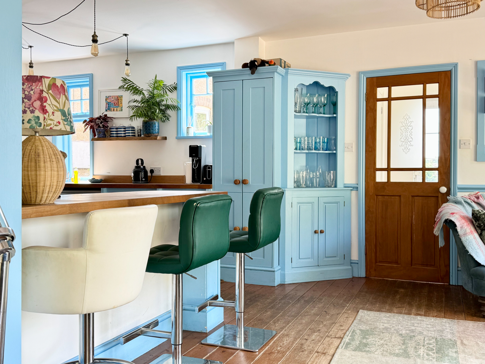 3 bedroom Semi-detached house Under Offer