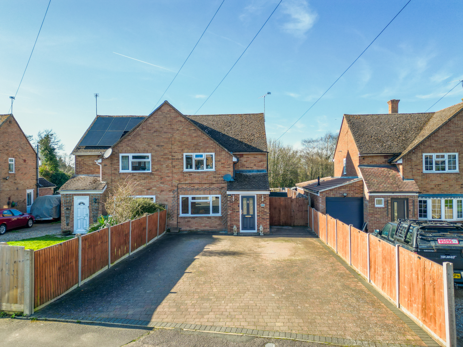 3 bedroom Semi-detached house Under Offer