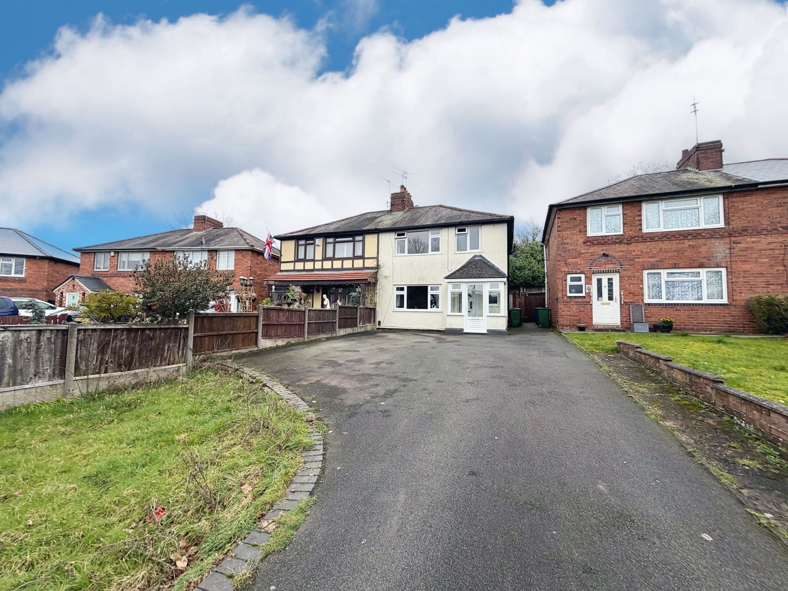 3 bedroom Semi-detached house Under Offer