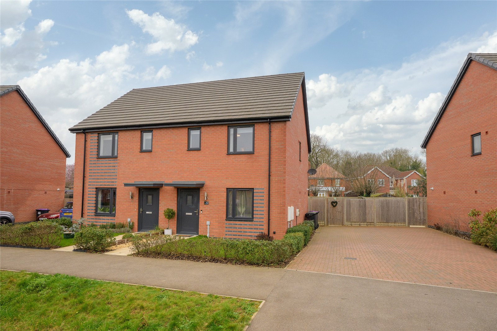 2 bedroom Semi-detached house Under Offer