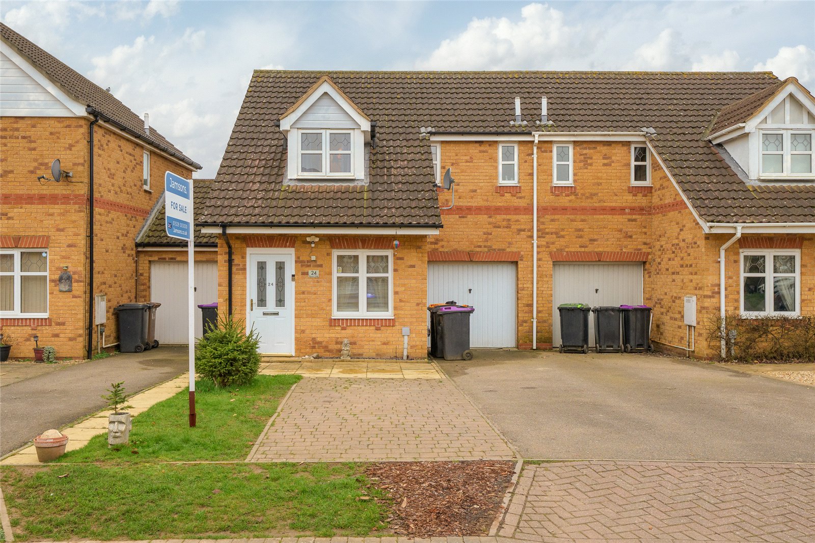 3 bedroom Semi-detached house Under Offer