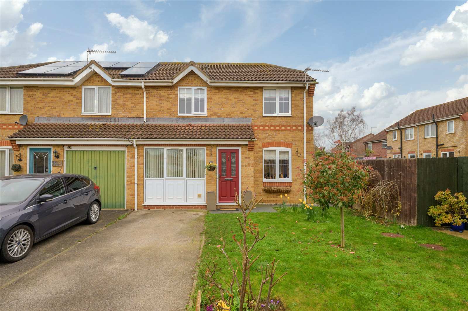 3 bedroom Semi-detached house Under Offer