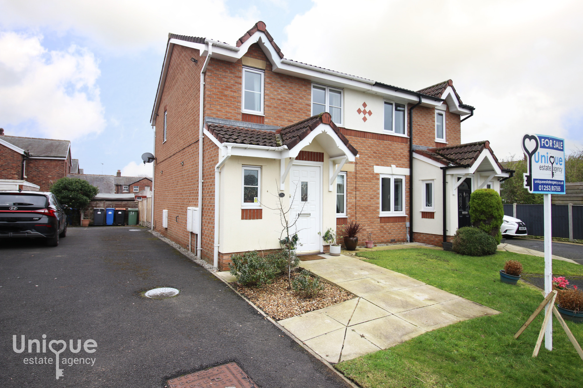 3 bedroom Semi-detached house For Sale