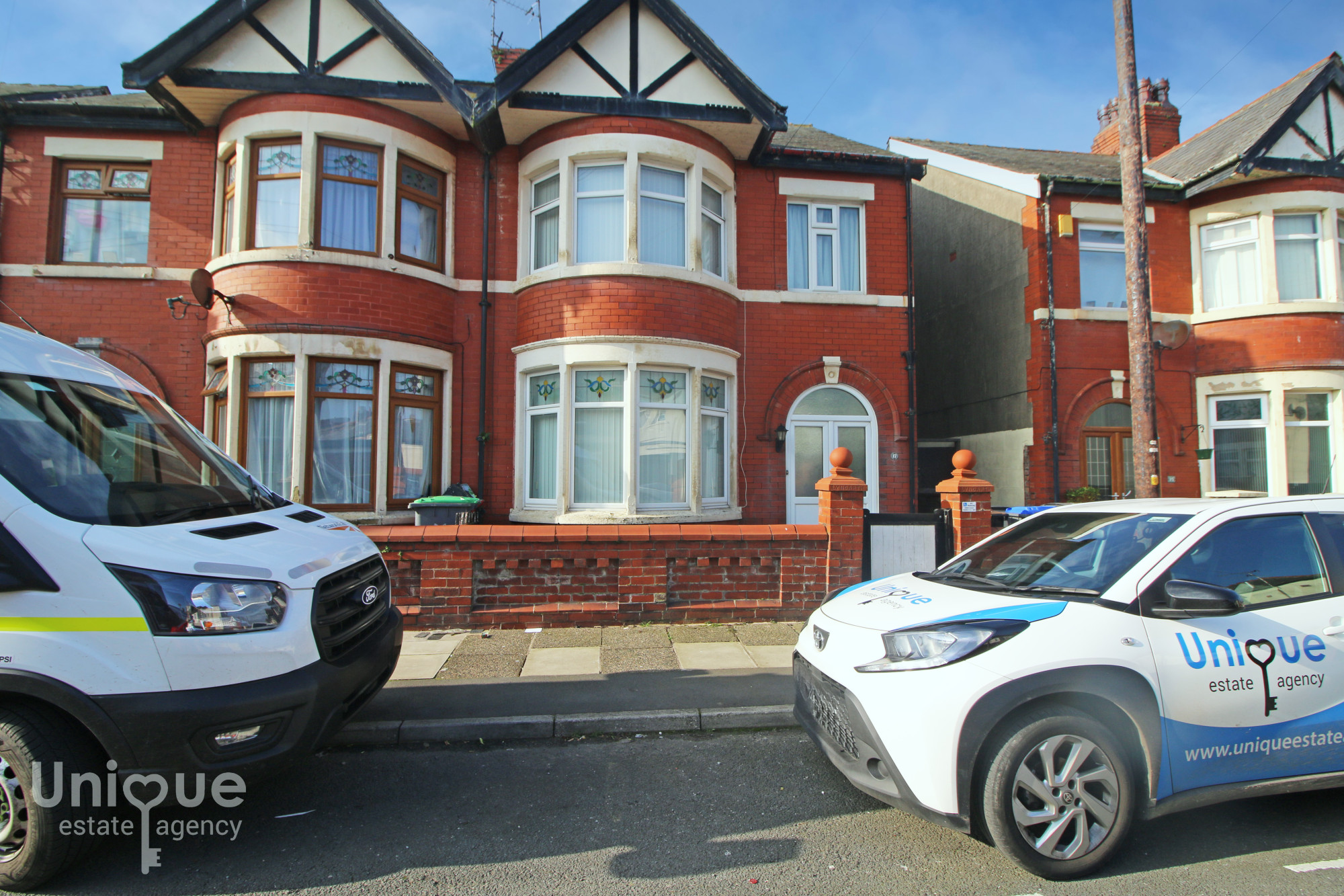 3 bedroom Semi-detached house Under Offer