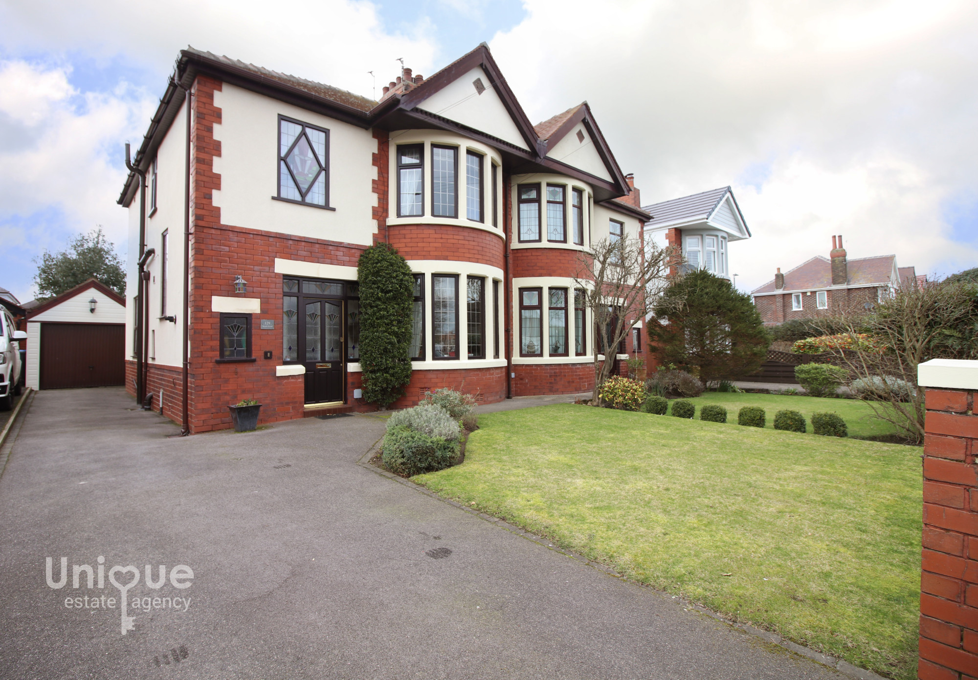 3 bedroom Semi-detached house Under Offer