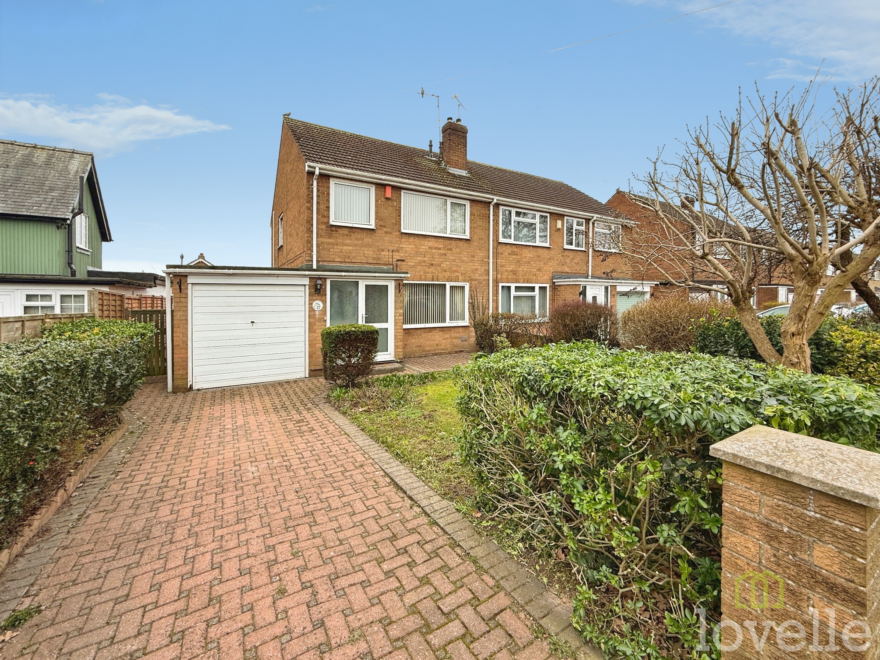 3 bedroom Semi-detached house Under Offer