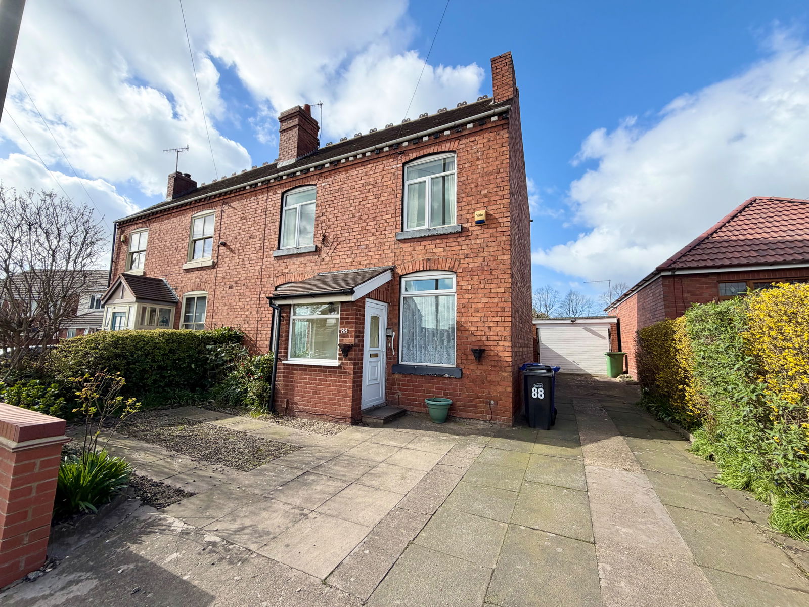 2 bedroom Semi-detached house Under Offer
