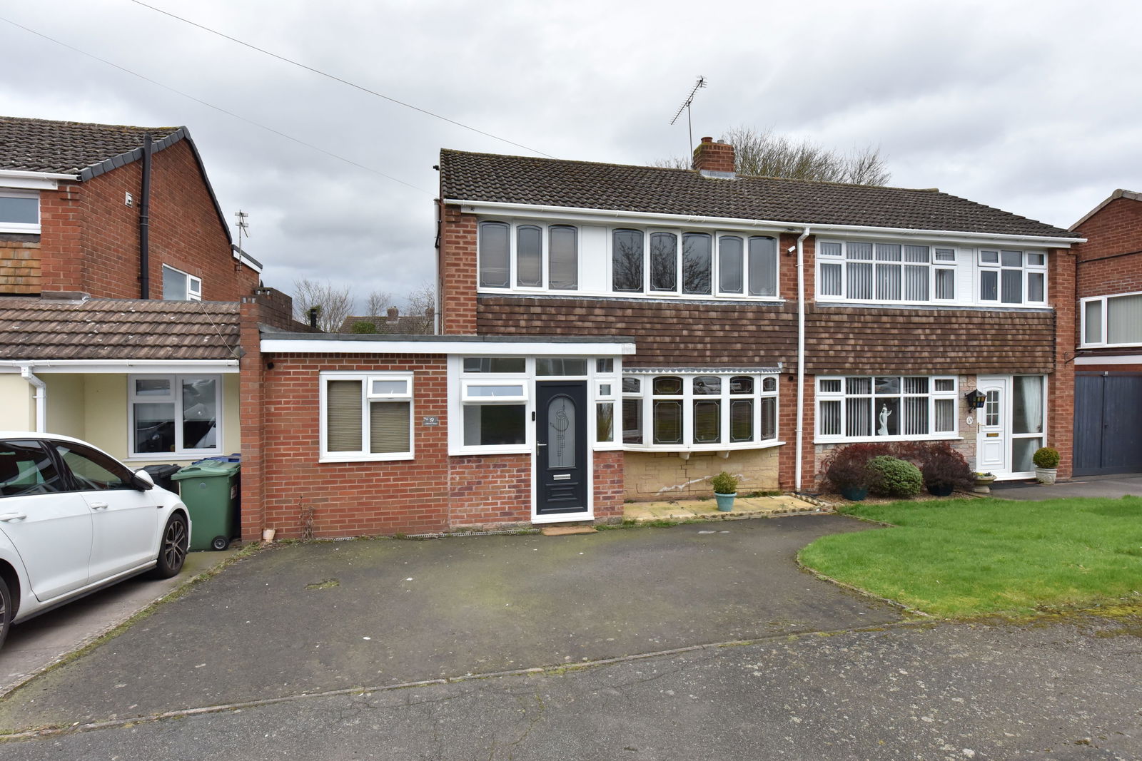 3 bedroom Semi-detached house Under Offer