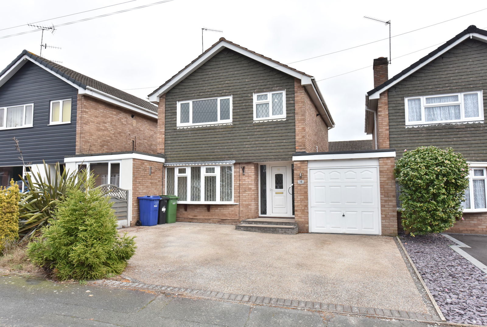 3 bedroom Link detached house Under Offer