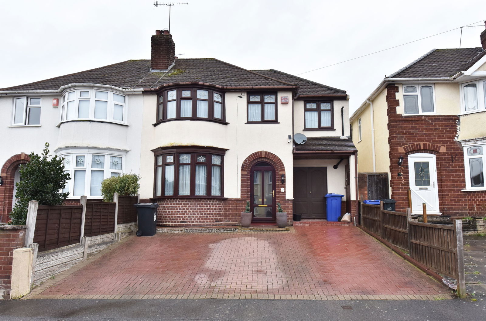 5 bedroom Semi-detached house Under Offer