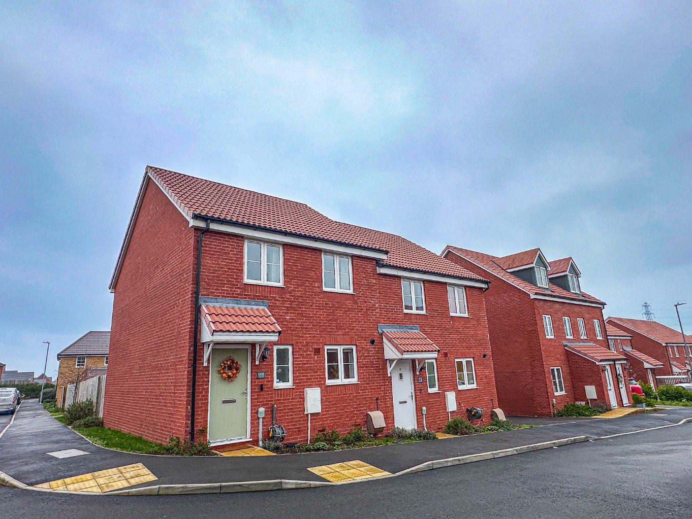3 bedroom Semi-detached house Under Offer