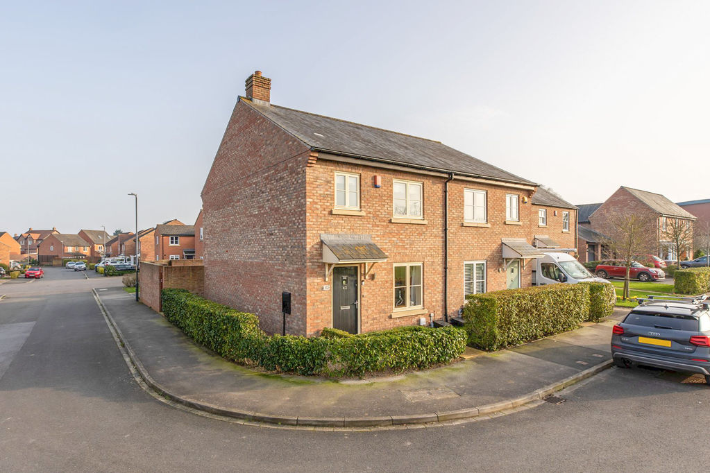 3 bedroom Semi-detached house Under Offer