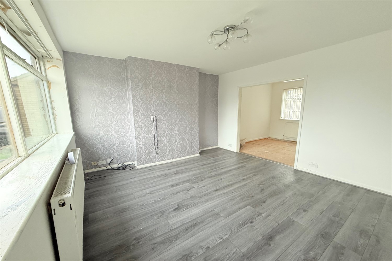 3 bedroom Semi-detached house Under Offer