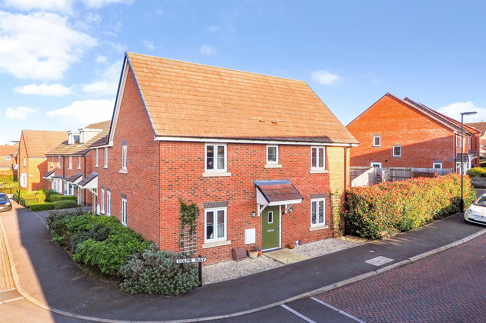 3 bedroom Semi-detached house Under Offer