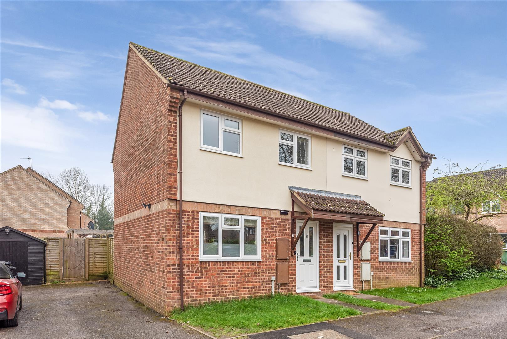 2 bedroom Semi-detached house Under Offer