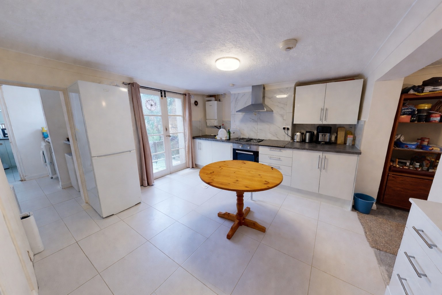4 bedroom Semi-detached house To Let