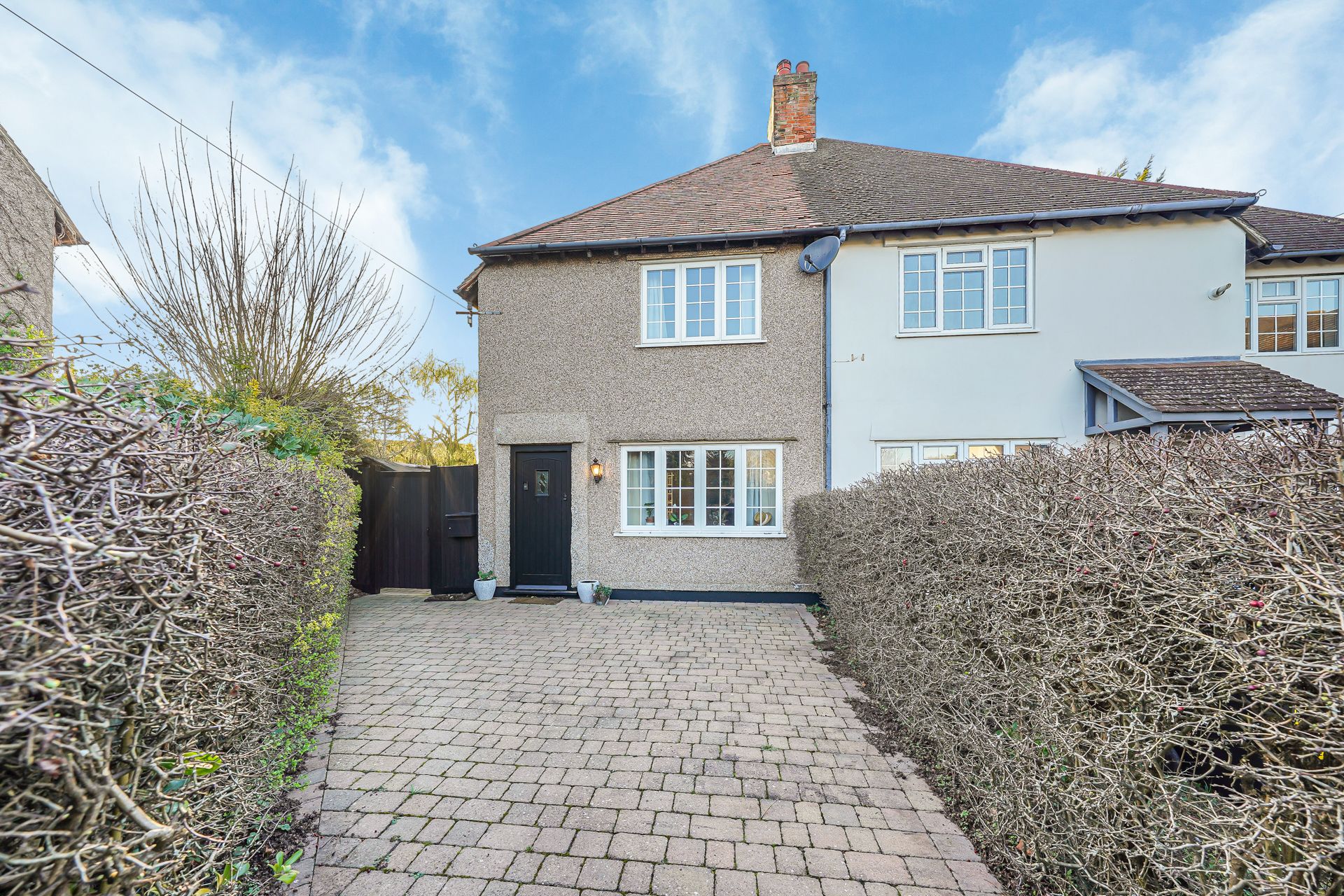 3 bedroom Semi-detached house Under Offer