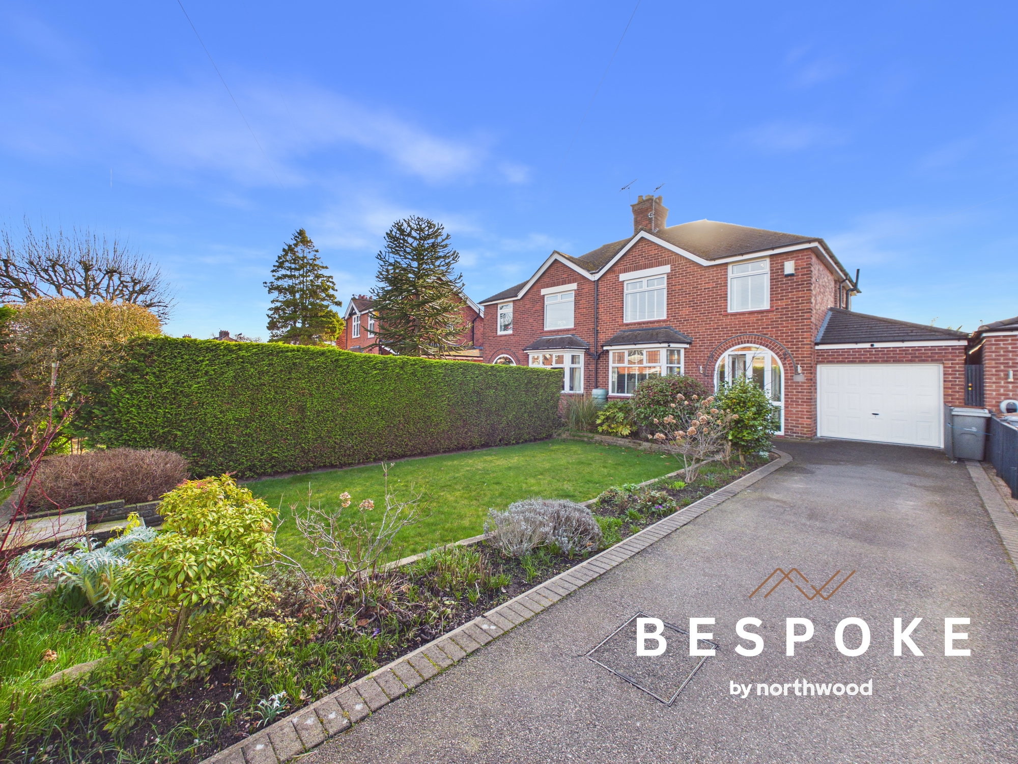 3 bedroom Semi-detached house Under Offer