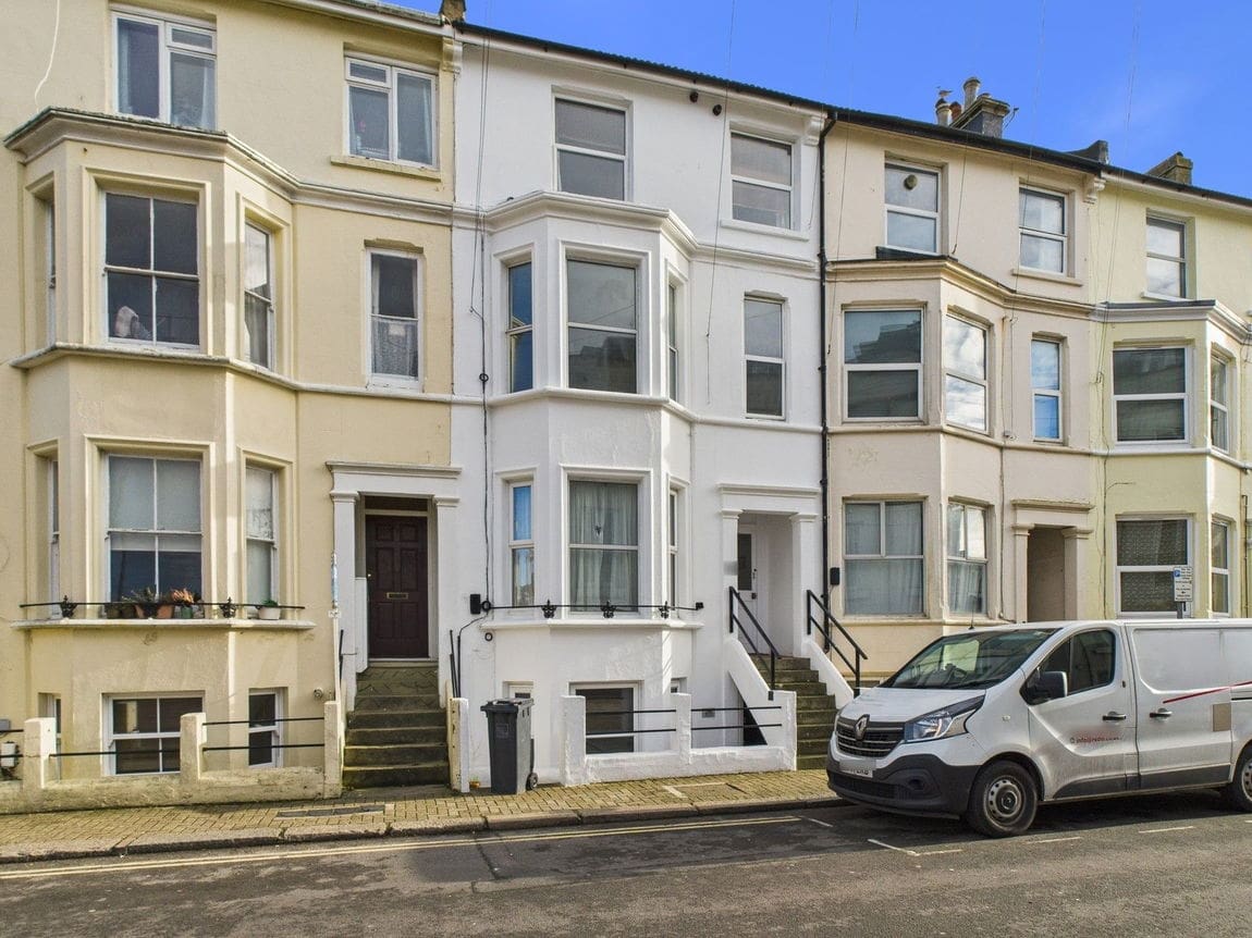 2 bedroom Flat For Sale