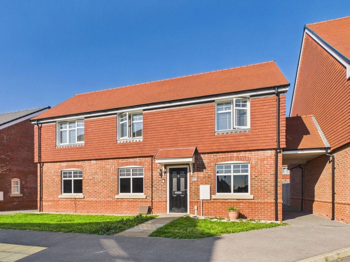 2 bedroom Maisonette For Sale
