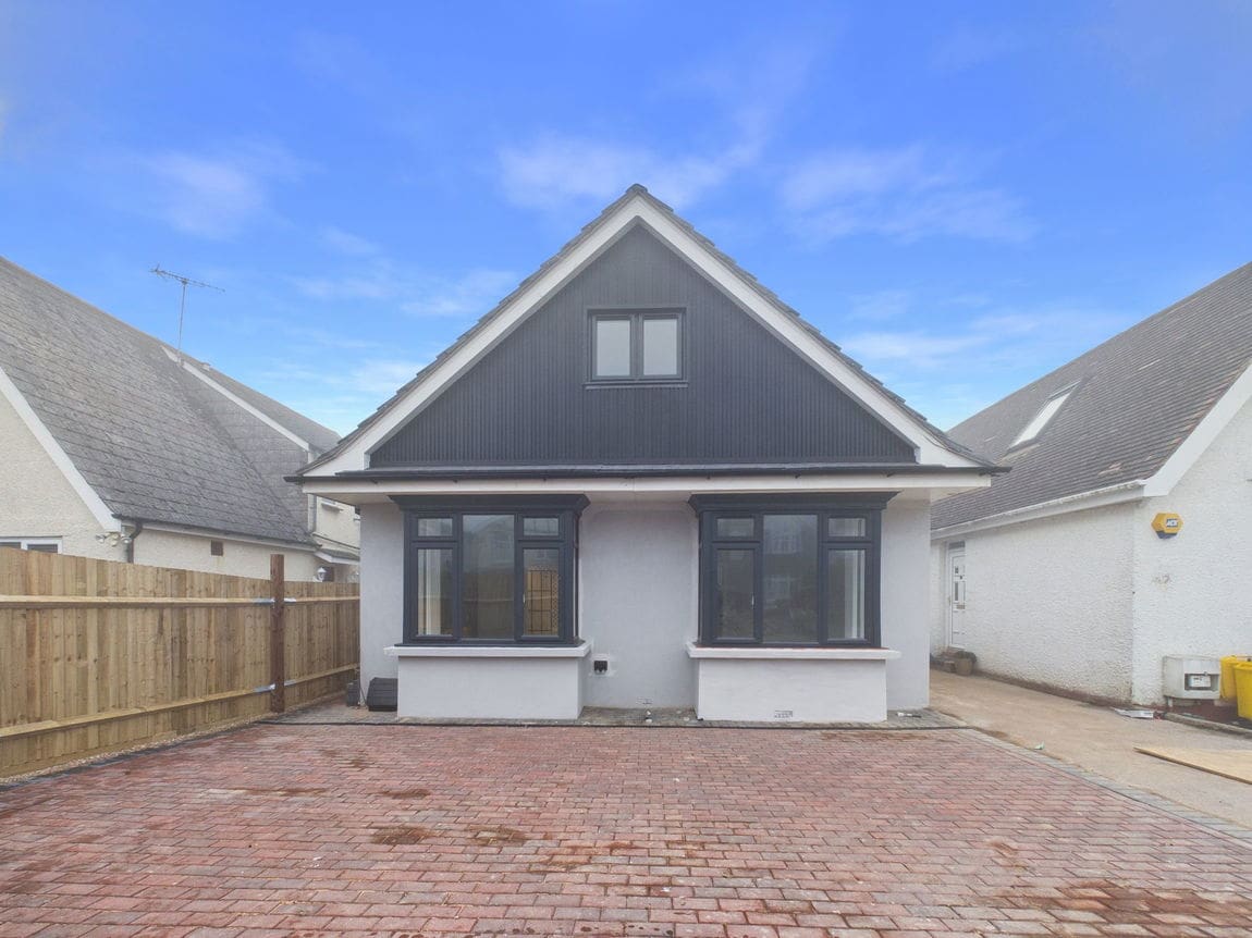 5 bedroom Detached house Under Offer