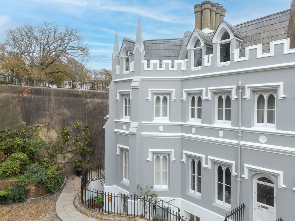 4 bedroom End of terrace house For Sale