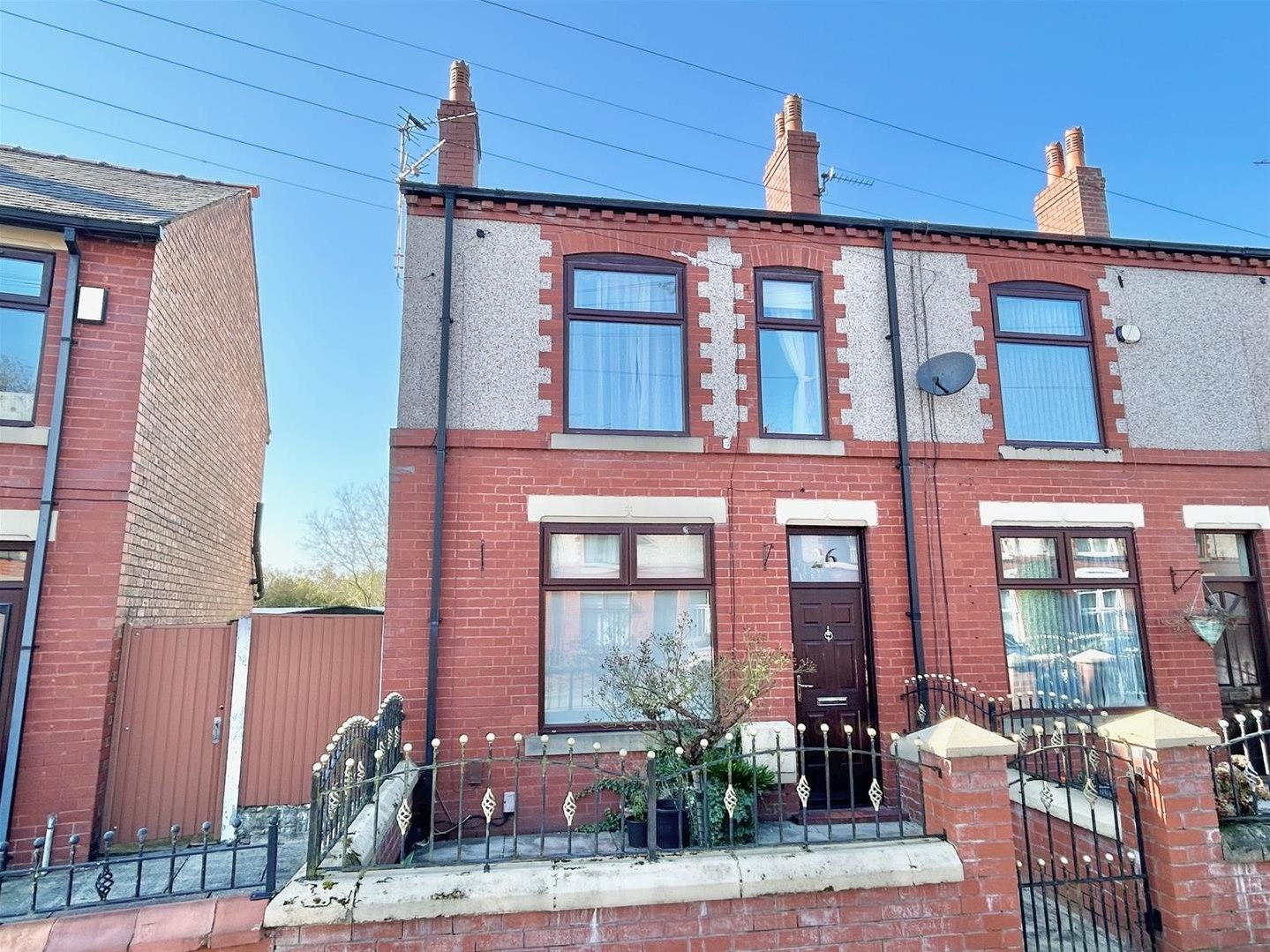 3 bedroom End of terrace house Under Offer