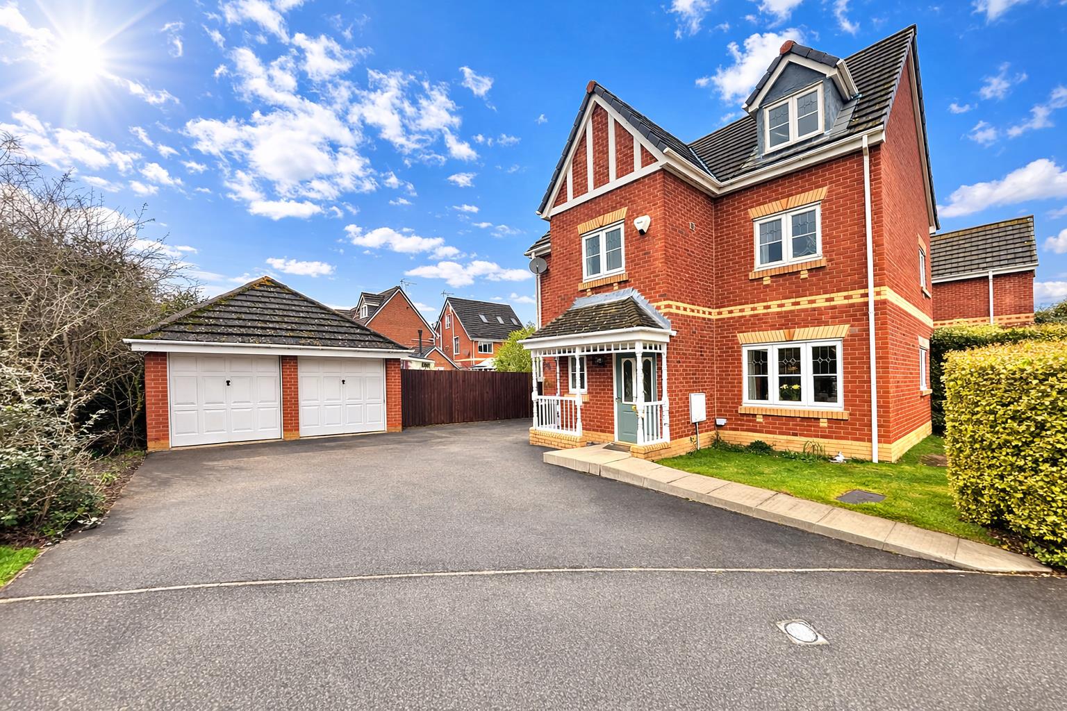 5 bedroom Detached house Under Offer