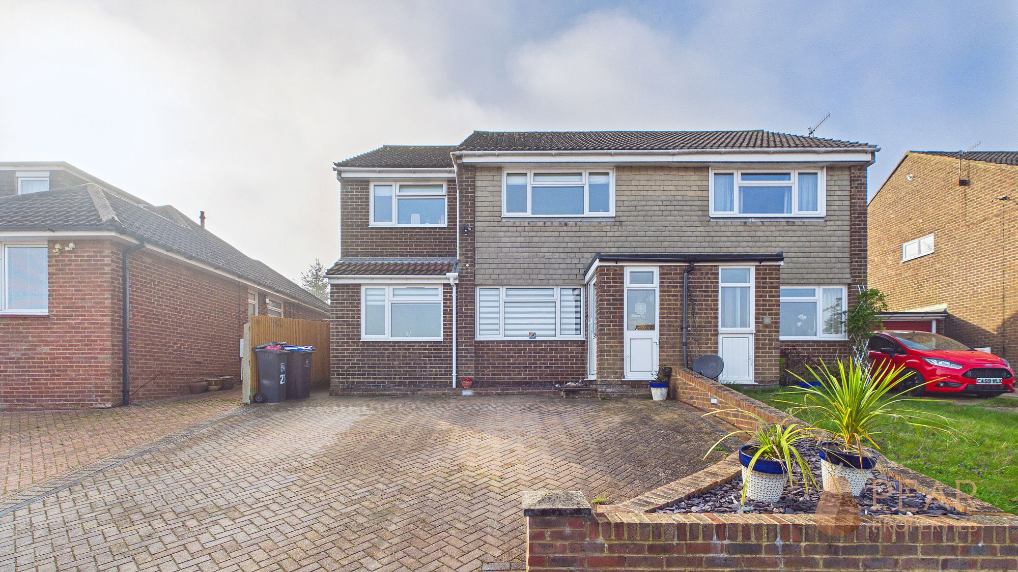 3 bedroom Semi-detached house Under Offer