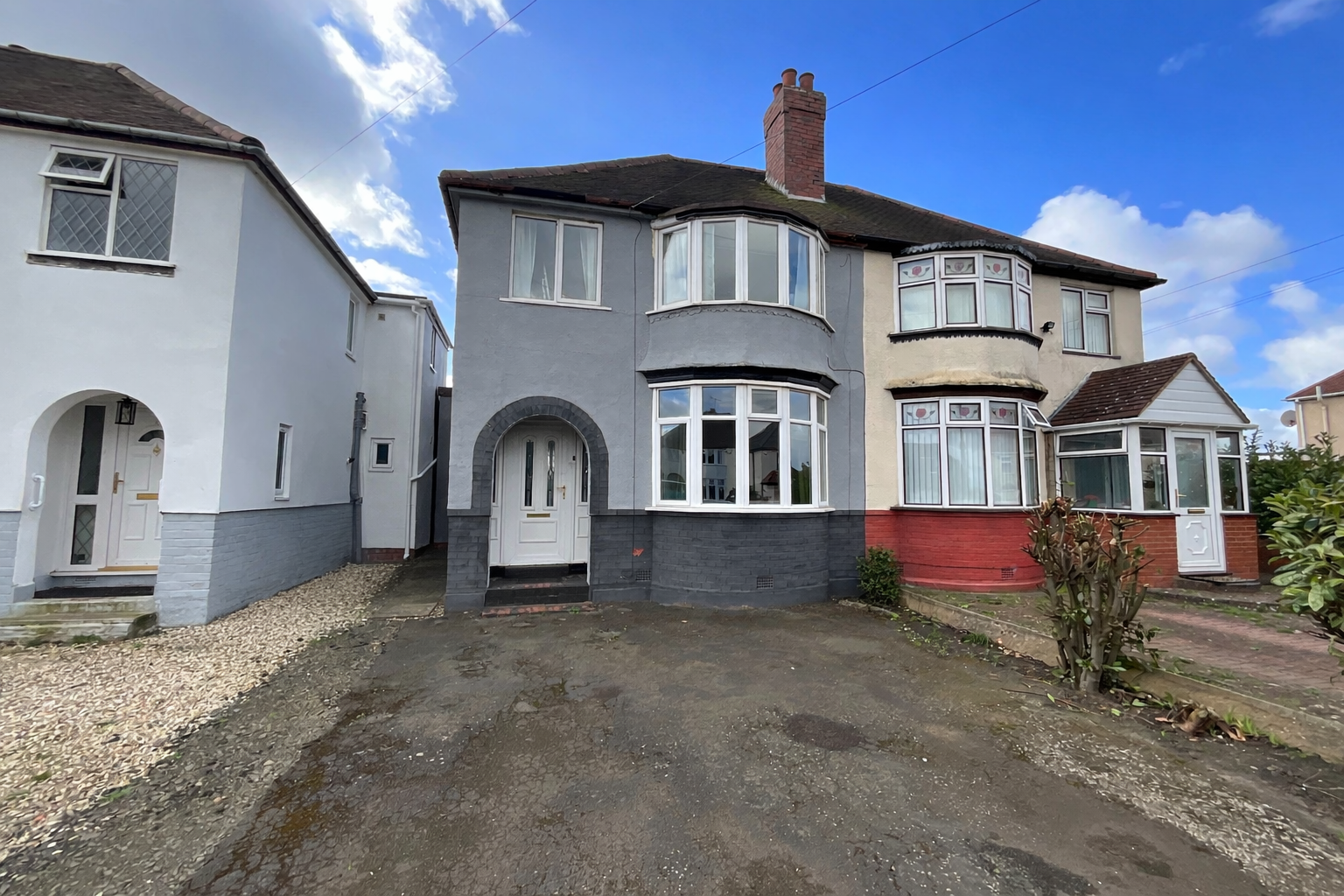 3 bedroom Semi-detached house Under Offer