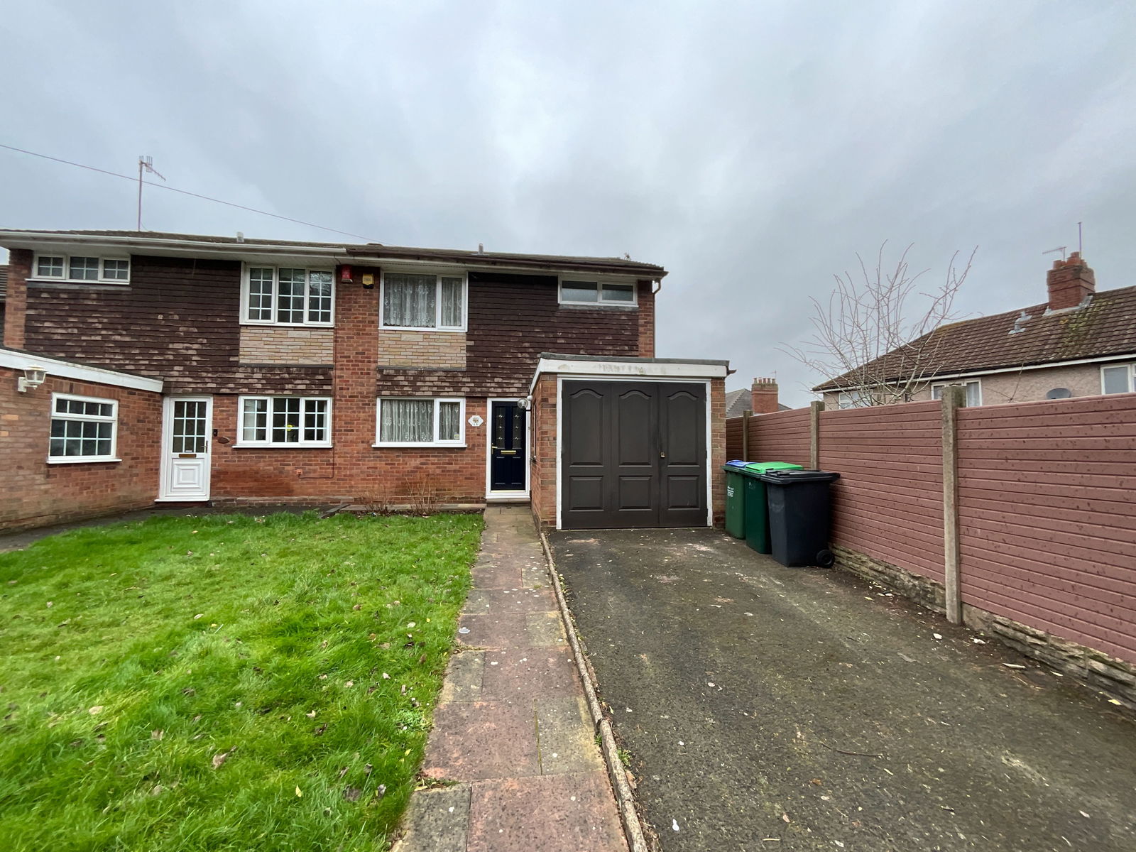 3 bedroom Semi-detached house Under Offer