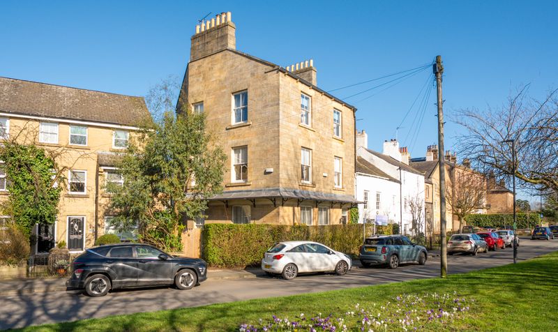 5 bedroom Town house For Sale