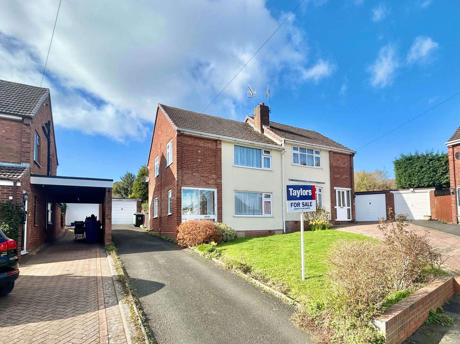 3 bedroom Semi-detached house Under Offer