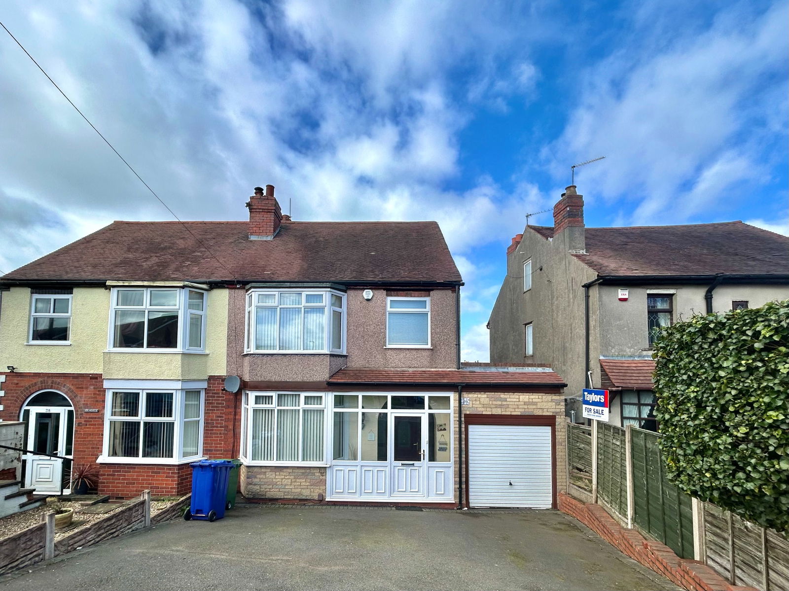 3 bedroom Semi-detached house Under Offer