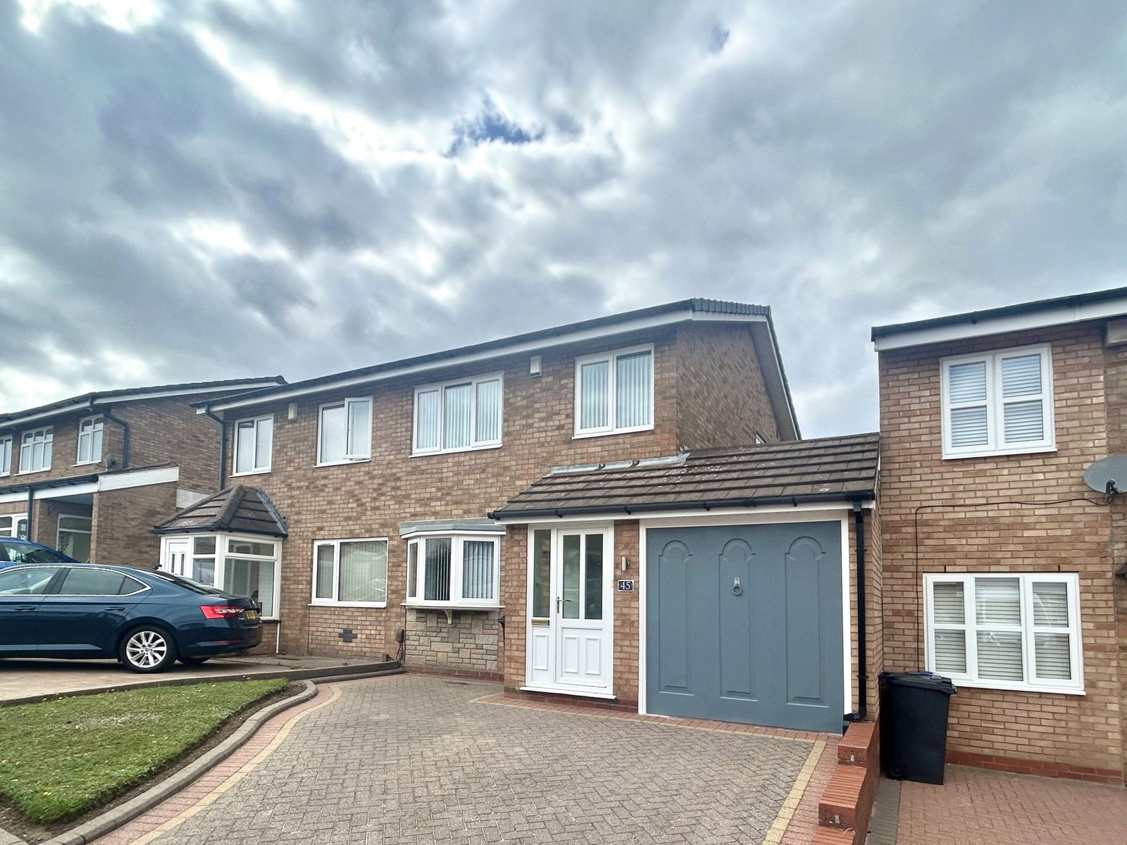 3 bedroom Semi-detached house Under Offer