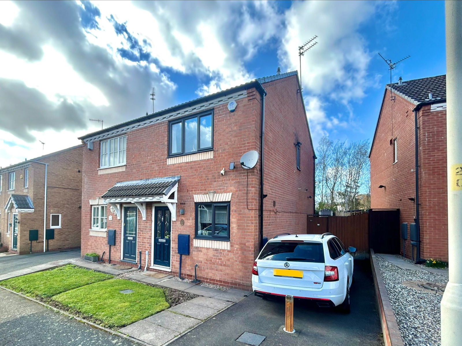 2 bedroom Semi-detached house Under Offer