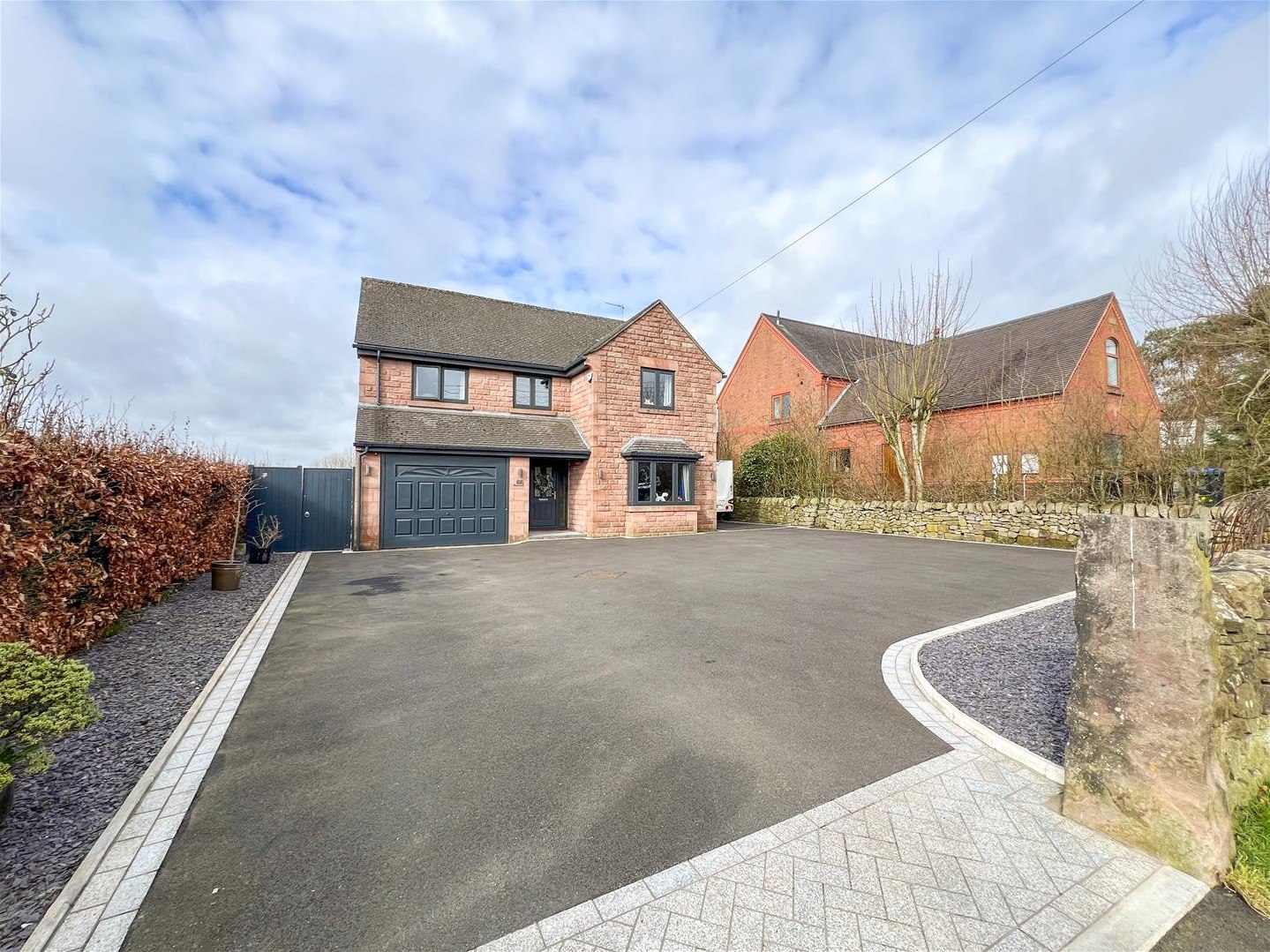 6 bedroom Link detached house For Sale
