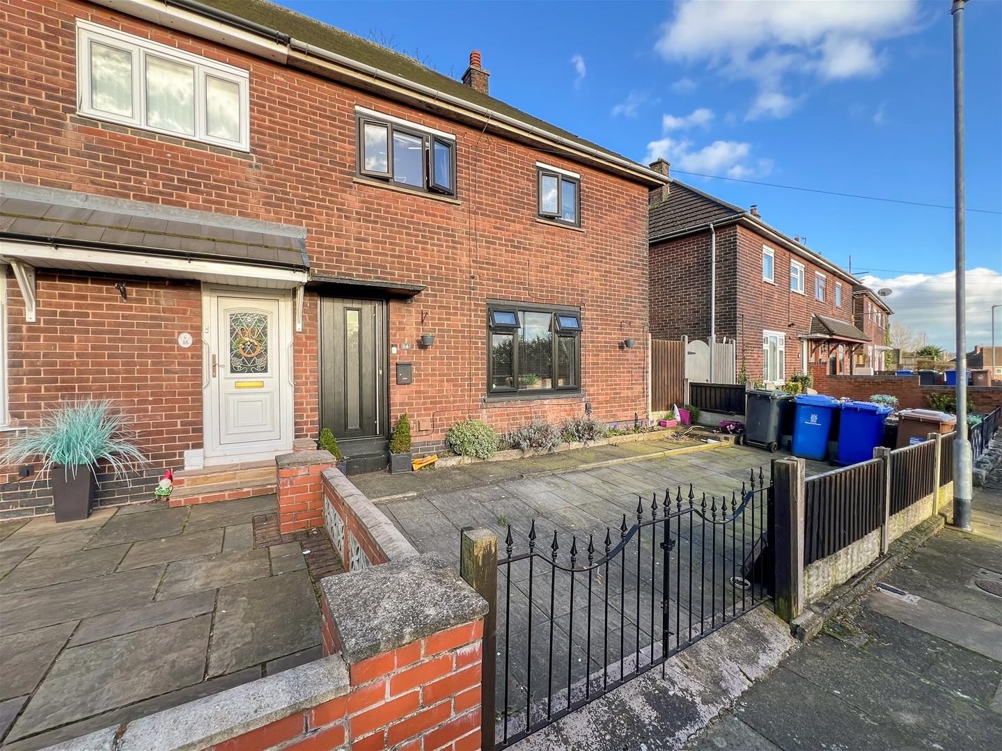 3 bedroom Semi-detached house Under Offer