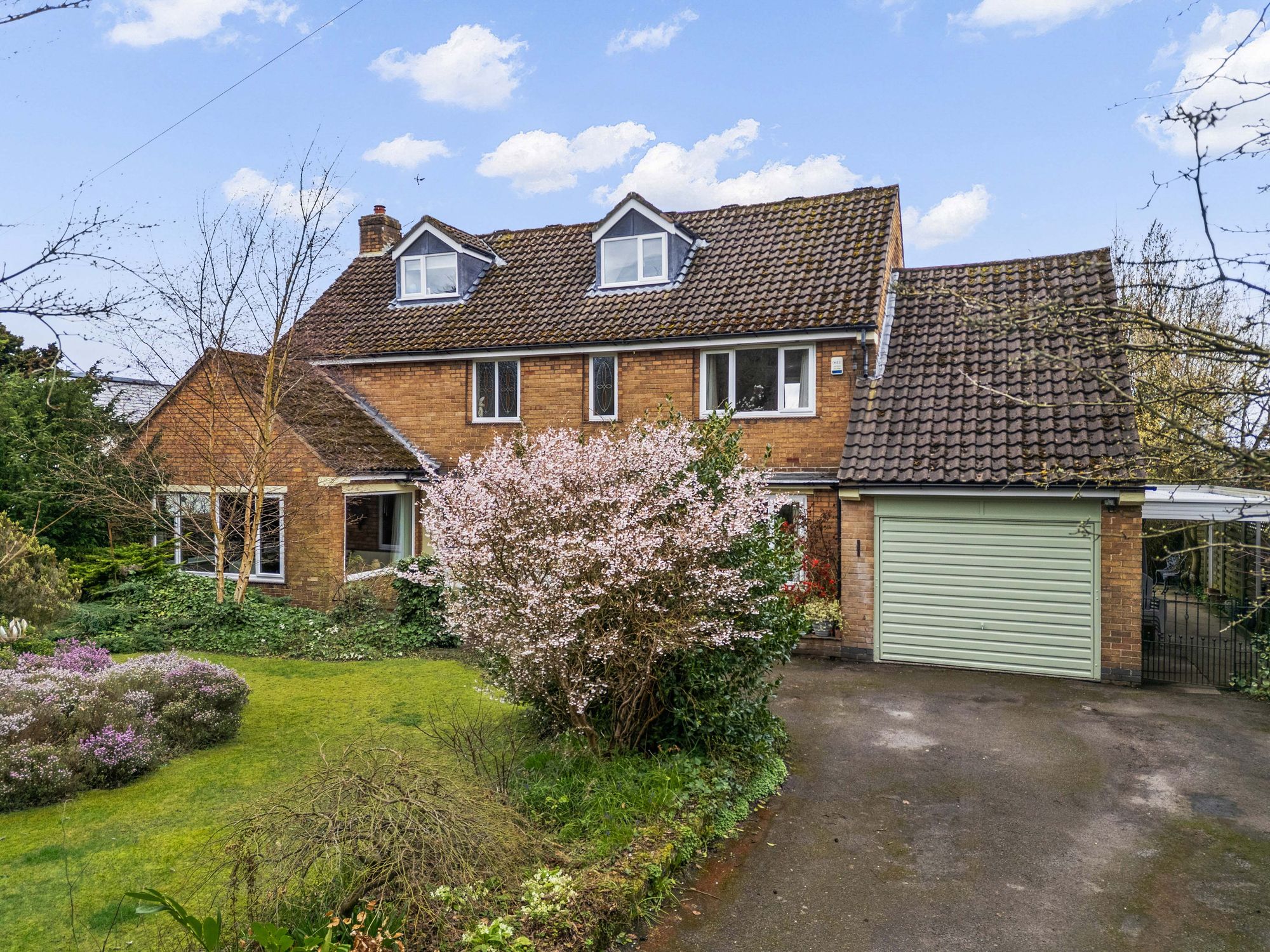 5 bedroom Detached house Under Offer
